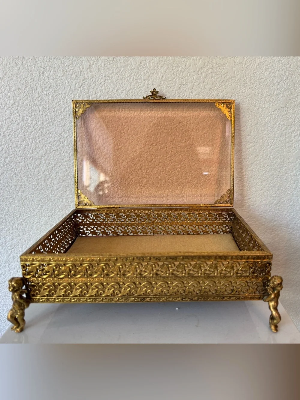 Vintage Ormolu Filigree Beveled Glass Jewelry Box with Cherub Feet - Picture 5 of 9